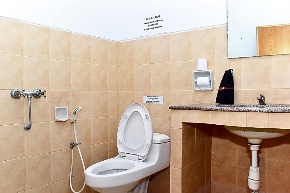 RedDoorz Plus @ Tirta Kencana Hotel