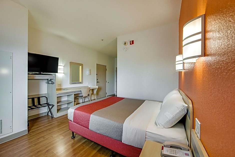 Motel 6-Brampton, ON - Toronto