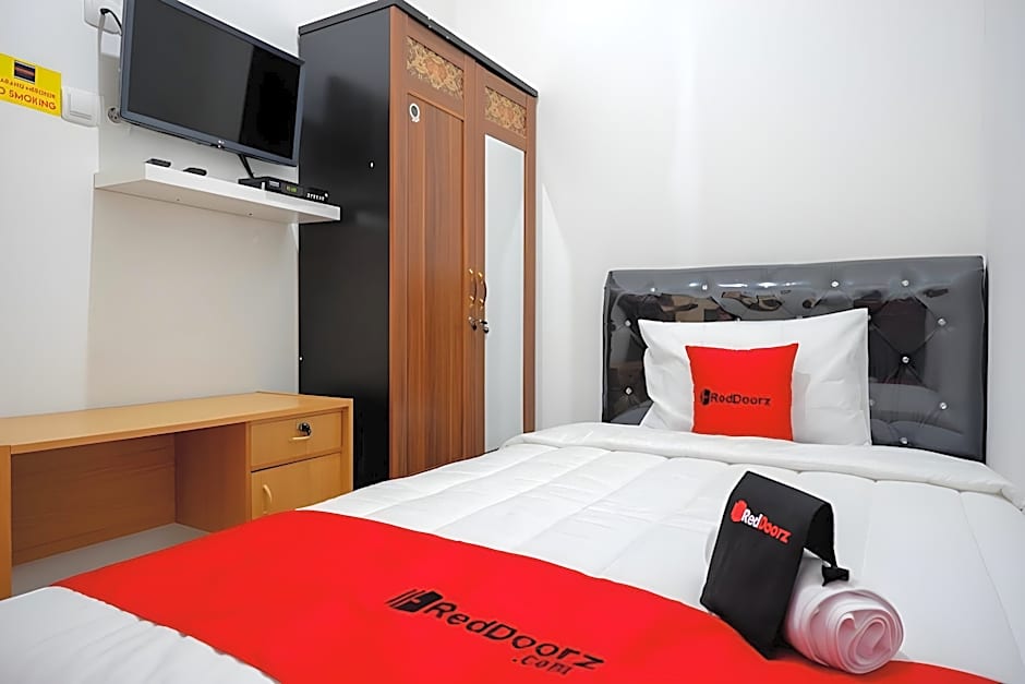 RedDoorz Hostel near Kota Lama Semarang