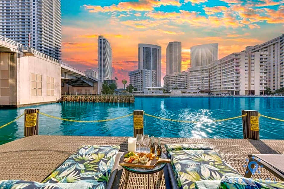 Spectacular View wBalcony Pool