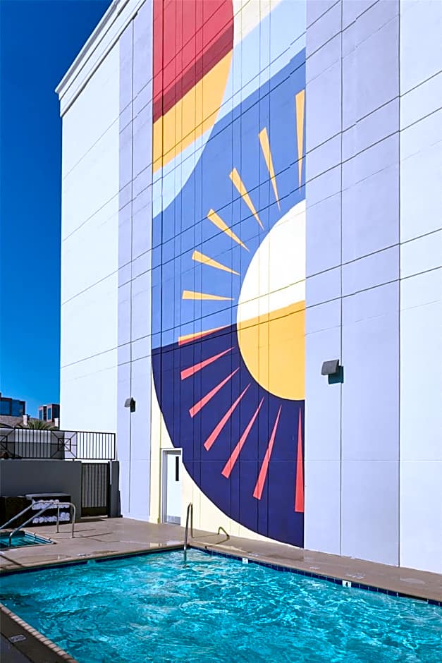 Hotel Zessa Orange County Airport, a DoubleTree by Hilton
