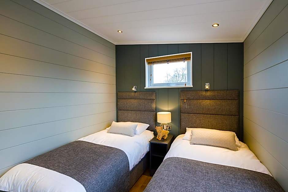 Berth 6 on Upton Lake, Upton-upon-Severn Home on Water