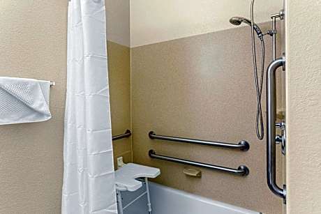 One-Bedroom Queen Suite - Disability Access/Non-Smoking