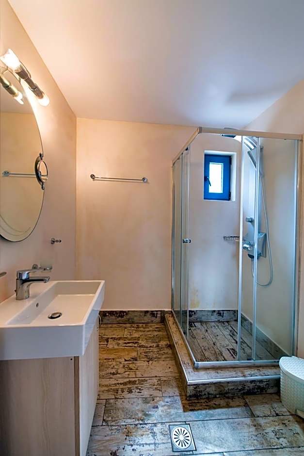 Ilianthos Apartments & Rooms