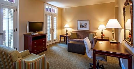 Deluxe King Suite - Non-Smoking