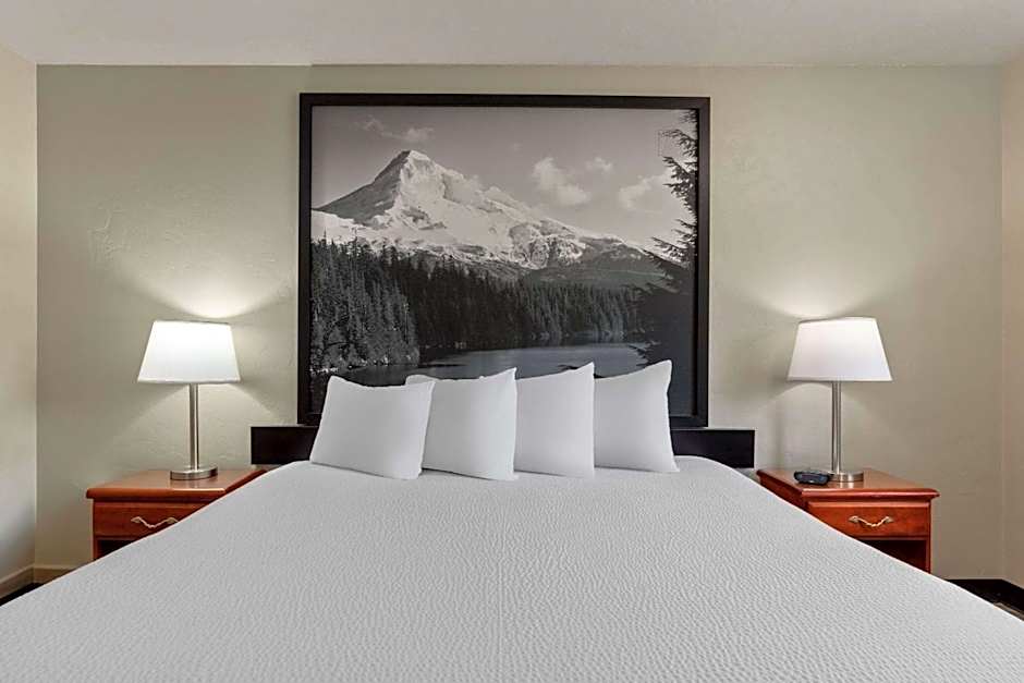 Super 8 by Wyndham Roseburg