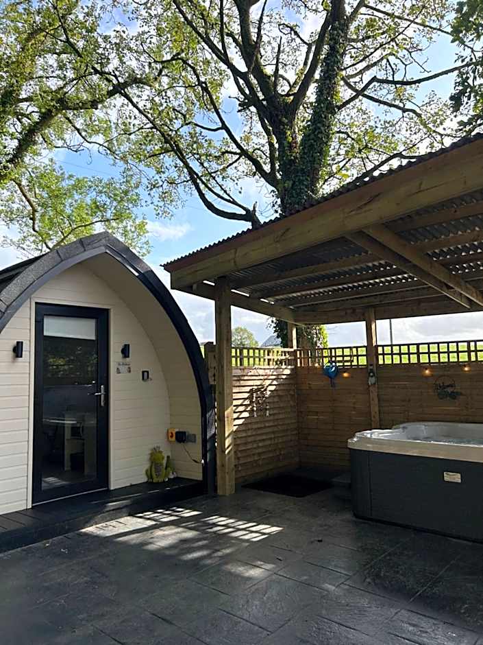 Paddock Pod - Sleeps 4 & Roofed Over Private Hot Tub & NEW SAUNA