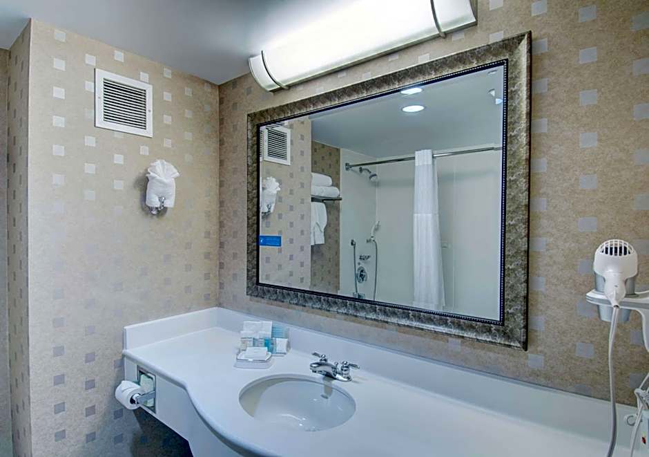 Hampton Inn By Hilton And Suites At Boston Crosstown Center