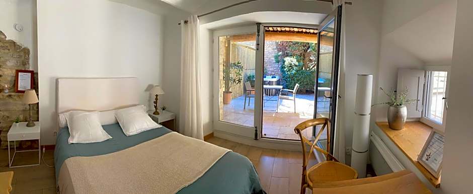 La Maison des Vendangeurs - TABLE D'HÔTES le soir du jeudi au dimanche- Jacuzzi - Balnéo SPA - ACCES PISCINE pour toutes les chambres sauf STUDIO COQUET- Piscine de mai à mi-octobre