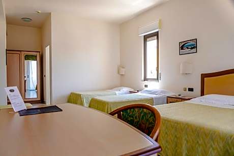 Deluxe Double Room with Balcony and Sea View