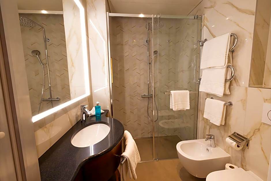 International au Lac Historic Lakeside Hotel