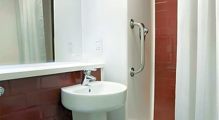 Travelodge Cardiff Central Queen Street
