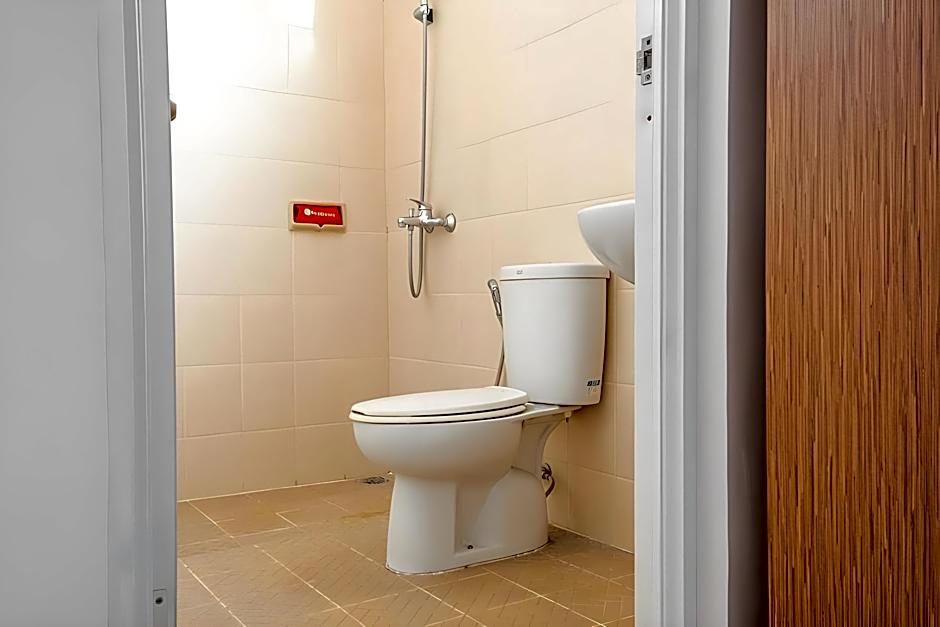 RedDoorz near Siloam Karawaci 3