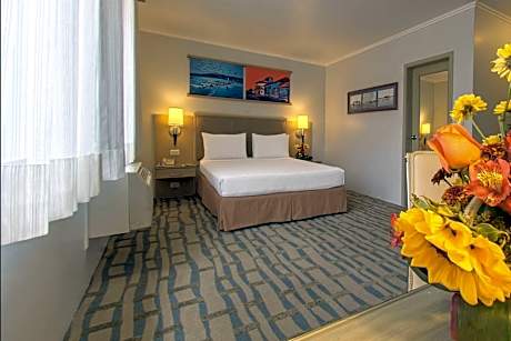 Deluxe Queen Room - Non-Smoking