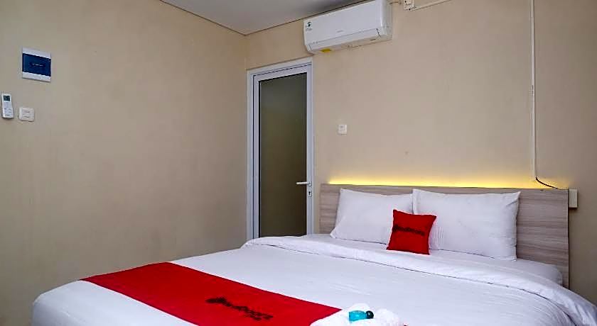 RedDoorz Plus near RS JIH Solo
