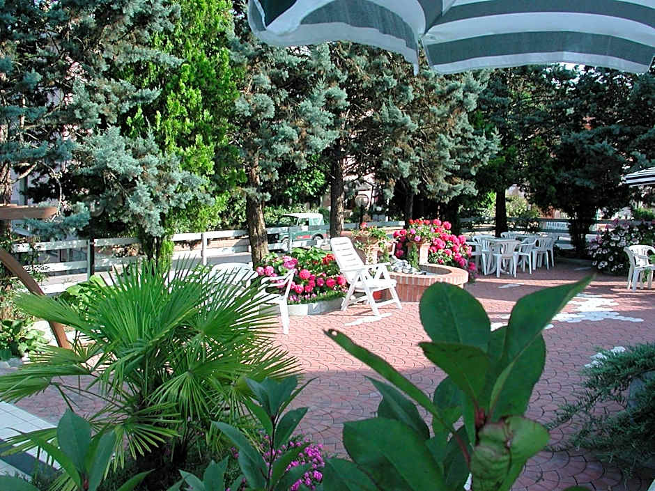 Hotel Boomerang - Check-in & Meals in front at hotel Sporting