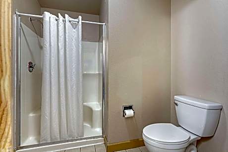 King Suite with King Bed Two Queen Beds and Whirlpool - Non Smoking