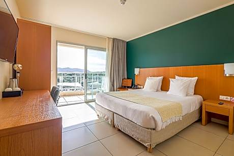 Family Room, Connecting Rooms (2 adults + 2 children) (1 King Bed and 2 Twin Beds)