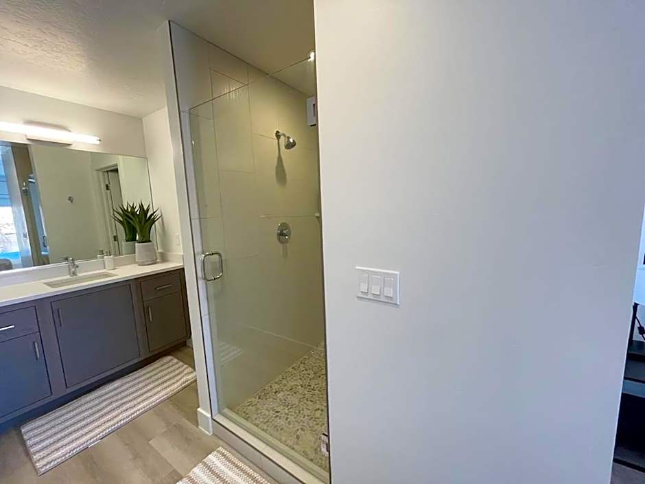 New Family-Friendly Townhome w/ Pool & Hot Tub