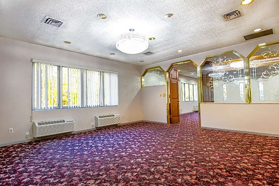 OYO Hotel Moline Downtown IL I-74 North