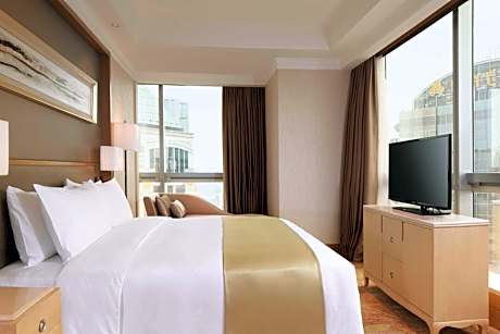 One-Bedroom King Suite - Lounge Access