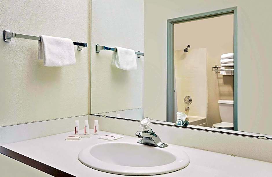 Super 8 by Wyndham Battle Mountain