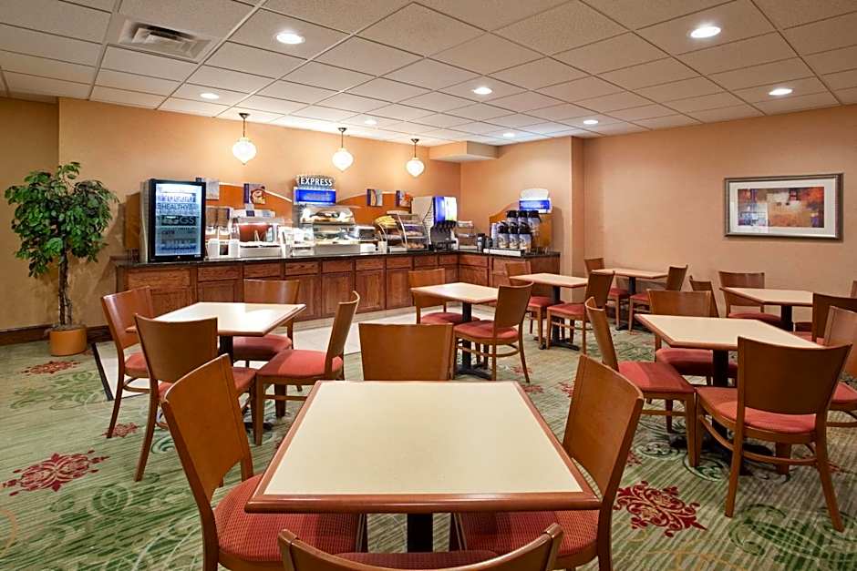 Holiday Inn Express Hotel & Suites Cleveland-Streetsboro By IHG