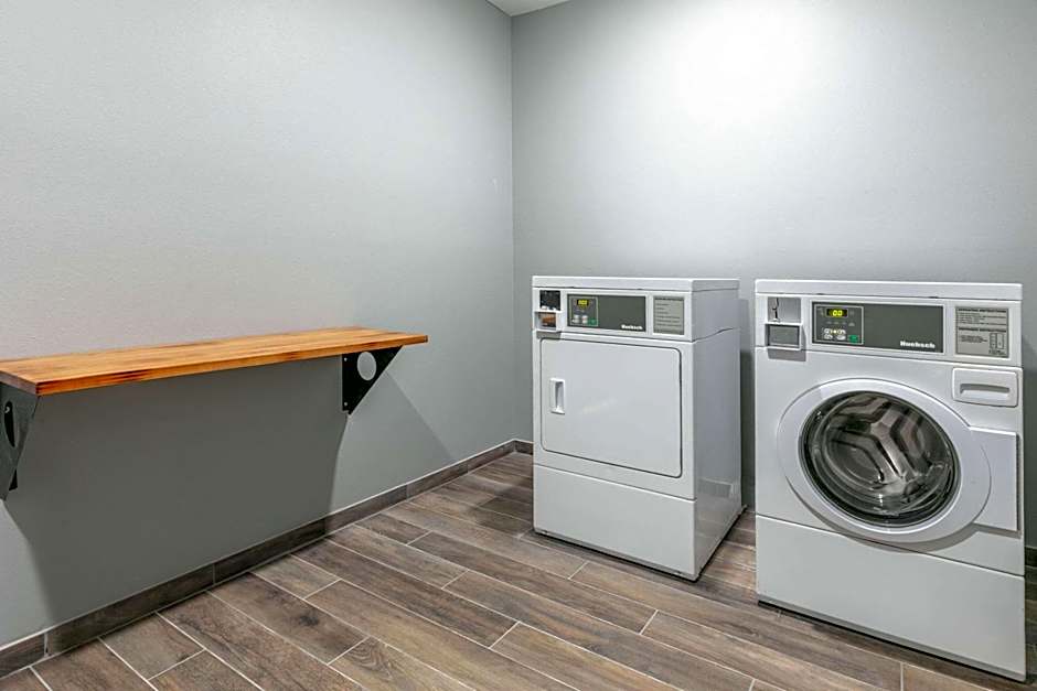 La Quinta Inn & Suites by Wyndham Jacksonville TX