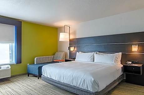 Standard King Room with Roll-in Shower - Mobility Accessible
