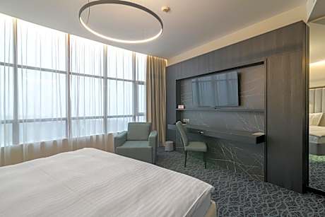 Luxury top floor Apartment with Balcony