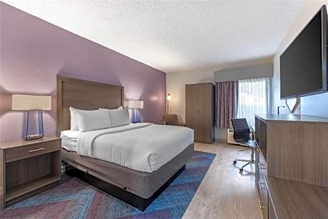 Queen Room with Roll-in Shower - Mobility Accessible