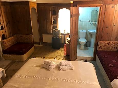 Single Bed in Mixed Dormitory Room