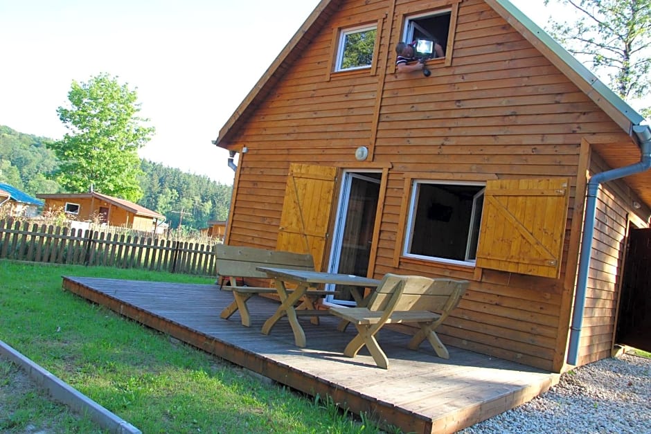 Domki nad jeziorem w Kar¿owicach