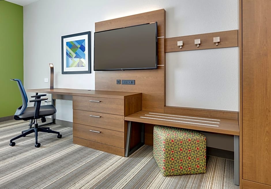 Holiday Inn Express & Suites Denton-UNT-TWU