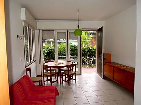 Nice flat with garden and parking
