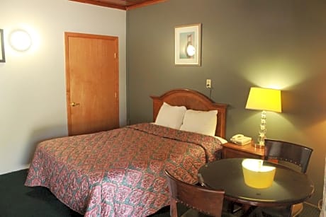 1 Queen Bed, Accessible