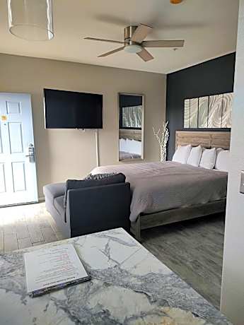 Studio with King Bed - Studio 606