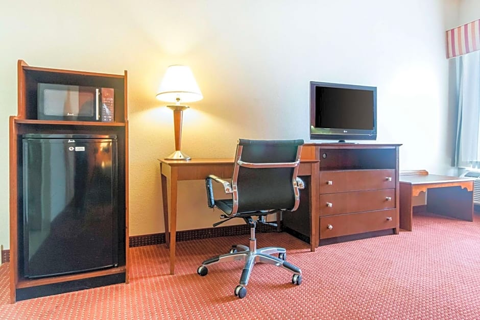 Quality Inn & Suites Lawrenceburg