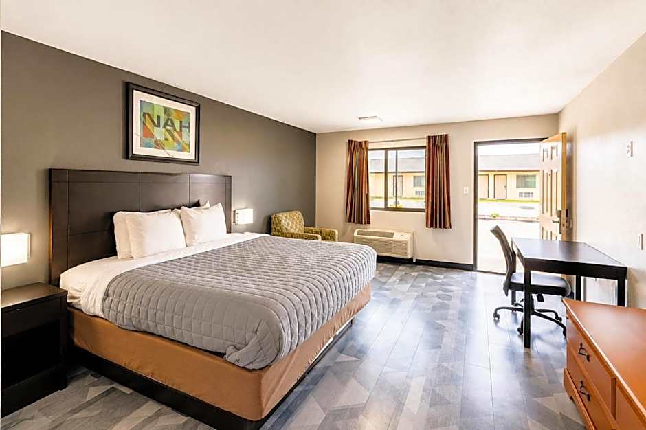 Freer Executive inn and Studios