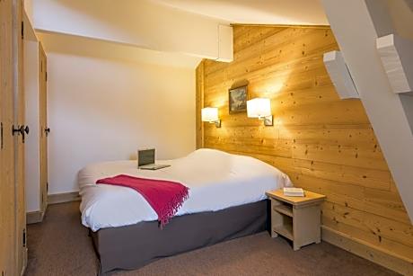 Two-Bedroom Duplex Apartment with 2 Sleeping Alcove and Balcony (10 People)