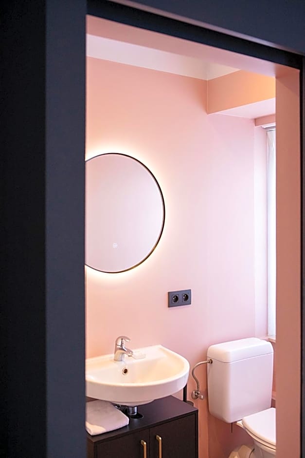 Gillis Eight Guest Rooms by Romy&Travis