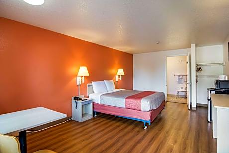 1 Queen Bed | Mobility Accessible Tub Nsmk