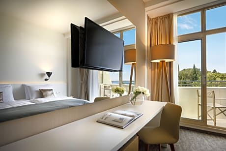 SUPERIOR TWIN ROOM WITH SIDE SEA VIEW AND BALCONY