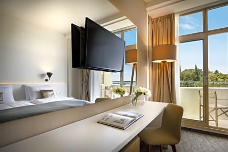 SUPERIOR DOUBLE OR TWIN ROOM WITH SIDE SEA VIEW AND BALCONY
