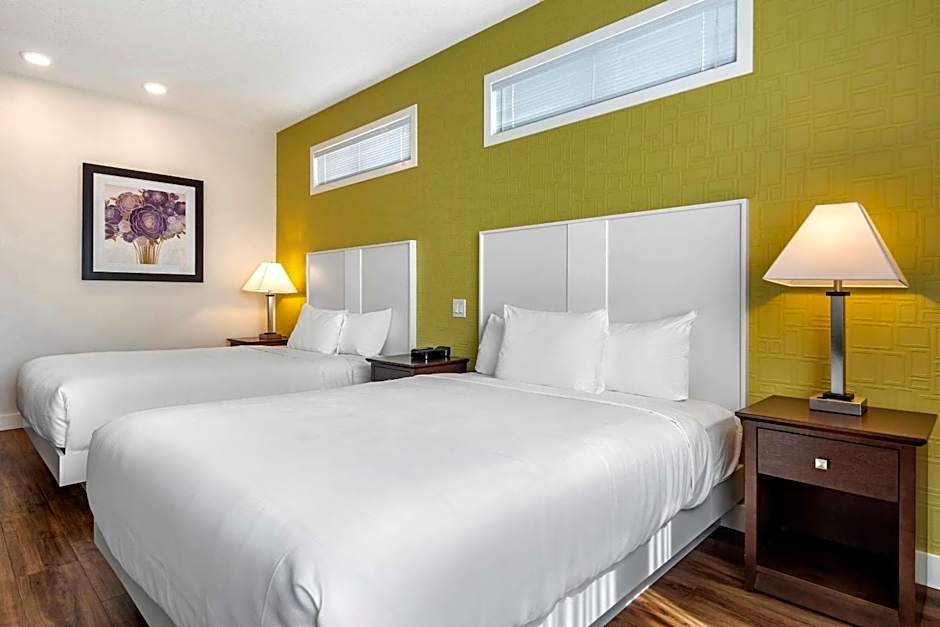 Econo Lodge Inn & Suites