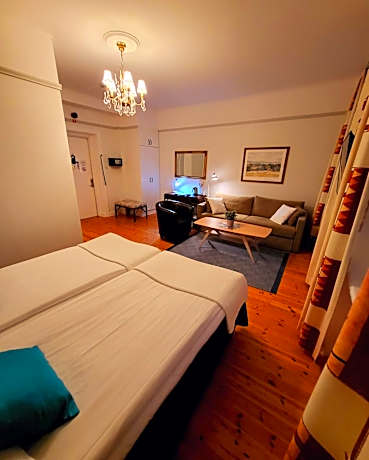Family Room (2 Adults + 2 Children)