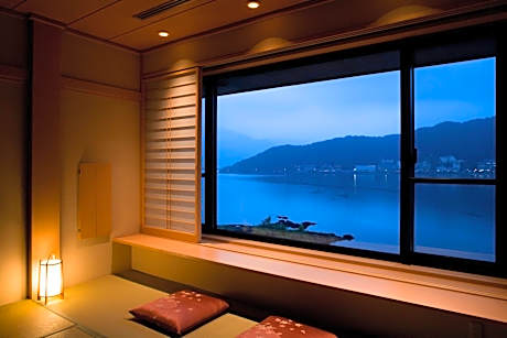 Lake view Japanese-Western with King Bed and view bath