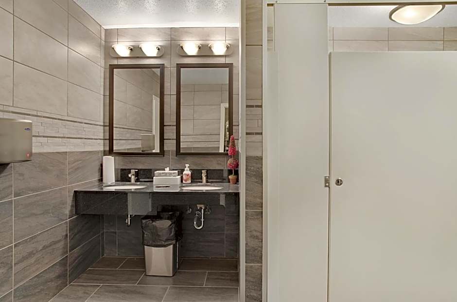 Guest House Inn & Suites