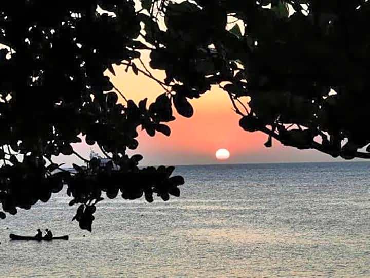 Suíte Pé na Areia- Espaço Independente na Praia do Curral com localização privilegiada - simplicidade e comodidade com o pôr do sol mais lindo de Ilhabela - melhor custo benefício para até 4 pessoas , na Av José Pacheco do Nascimento nº 7682