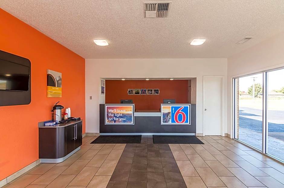 Motel 6-Clinton, OK